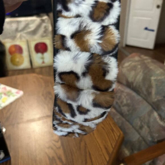 Plush Steering Wheel Cover - Picture 3 of 3